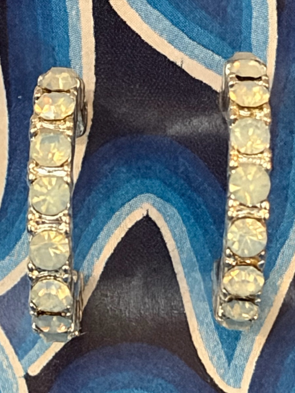 3/$30✨💙🌈Beautiful Y2K Opaline Iridescent Rhinestone Silver-Tone Earrings✨🩵